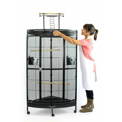Vista frontal de jaula esquinera para loros con parque de juegos superior para el ejercicio.